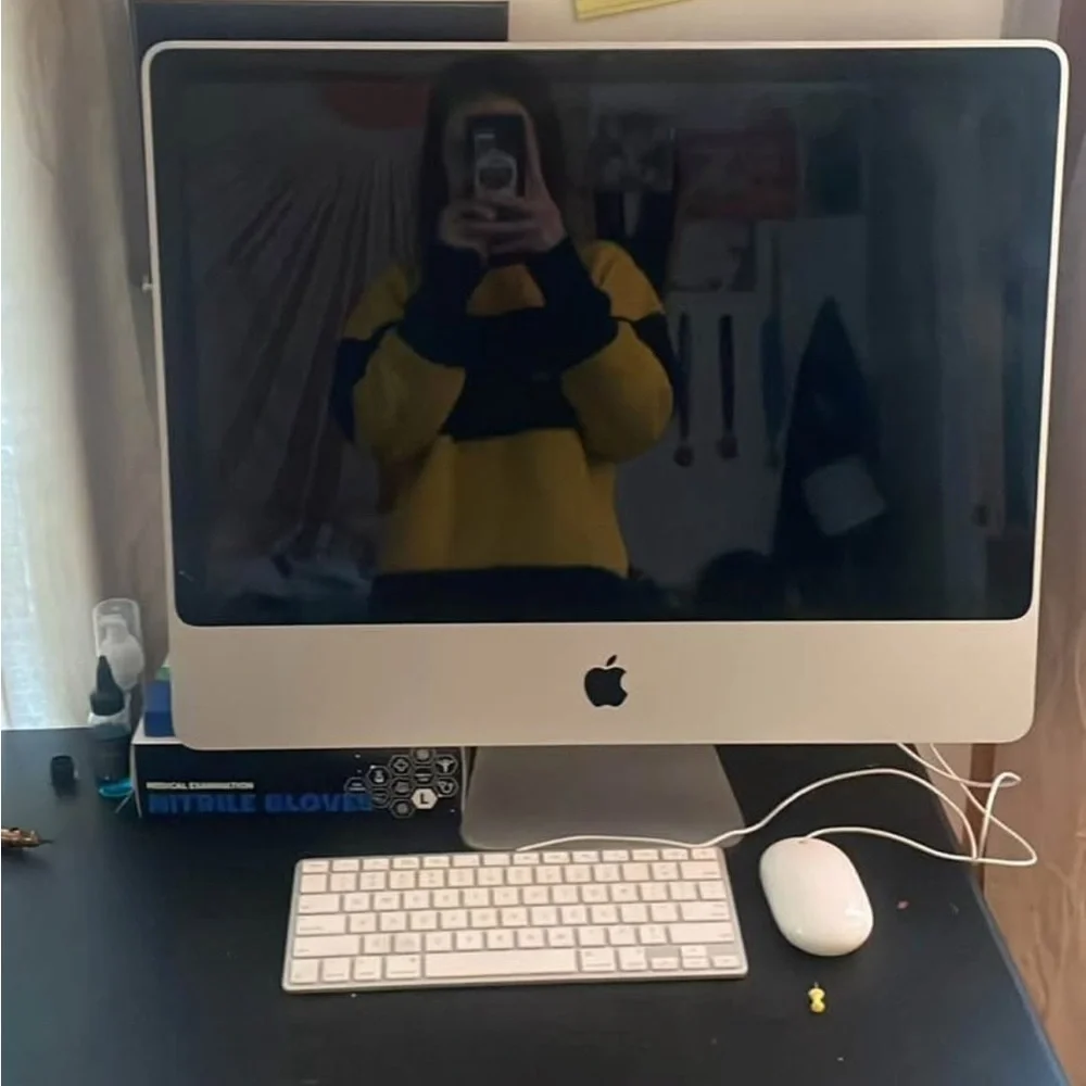 Apple iMac with White Keyboard and Mouse